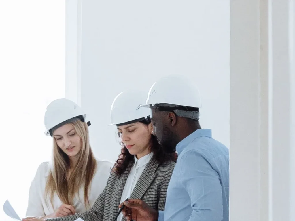 Ingenieros revisando planos en obra (imagen ilustrativa)