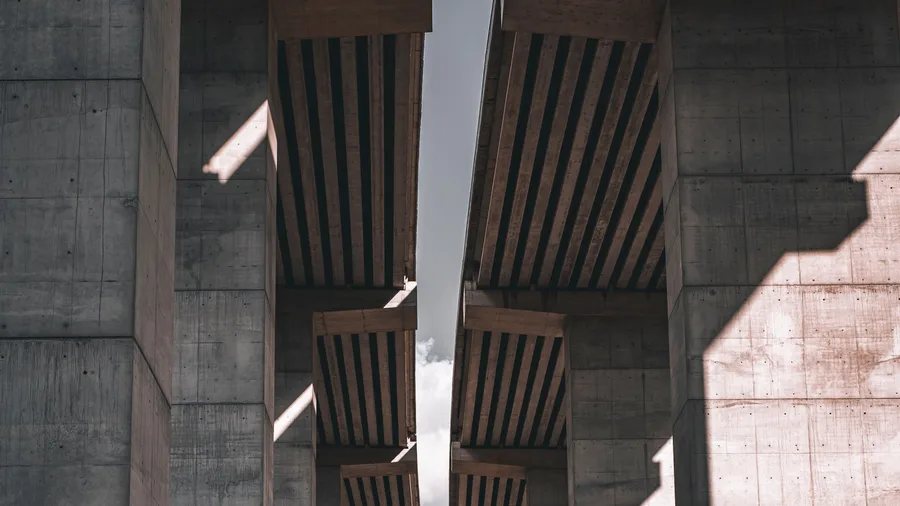 Columnas y trabes de concreto vistas desde abajo (imagen ilustrativa)